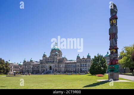 Canada, British Columbia, Victoria, Totem pole davanti al Palazzo del Parlamento Foto Stock