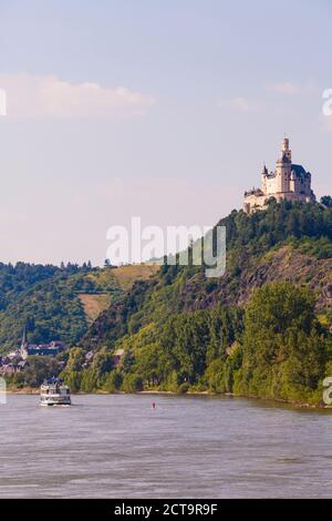 In Germania, in Renania Palatinato, Valle del Reno superiore e centrale, Braubach, vista del castello il Marksburg al fiume Reno e la barca turistica Foto Stock