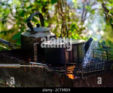 bollitore sul fuoco per tè e caffè. Caffè caldo e aromatico con bollitore Foto Stock