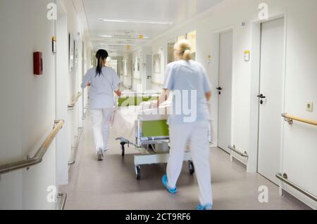 Germania, Freiburg, infermieri spostando letto di ospedale Foto Stock