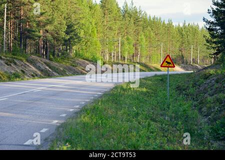 La Svezia, Jokkmokk, Elk crossing cartello stradale al country road Foto Stock