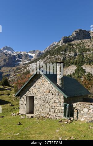 Spagna, Parco Nazionale di Ordesa y Monte Perdido, abbandonato capanna di pietra Foto Stock