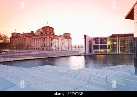 Germania, Berlino, vista dalla sede del parlamento Reichstag presso il fiume Sprea, in serata, destra Paolo Loebe House Foto Stock