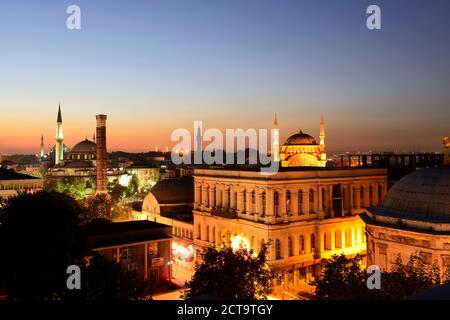 Turchia, Istanbul, Cityscape con la Colonna di Costantino, Atik Ali Pasha moschea e la Moschea Nuruosmaniye Foto Stock