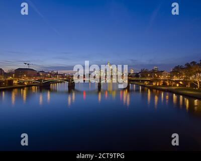 Germania, Hesse, Frankfurt am Main, il quartiere finanziario, Ignatz-Bubis-Bridge skyline di sera Foto Stock