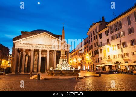 Italia Lazio Roma, Pantheon, Piazza della Rotonda e fontana di sera Foto Stock