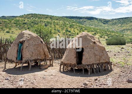 Africa, Namibia, Damaraland, insediamento Himba, capanne di argilla Foto Stock