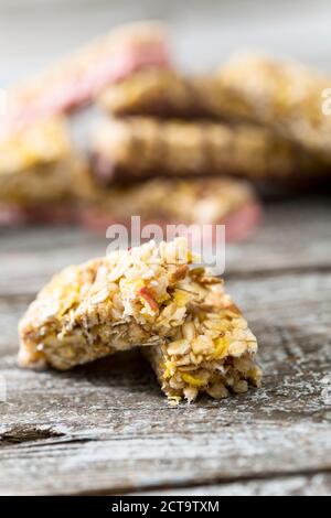 Due pezzi di granola bar sul tavolo di legno, close-up Foto Stock