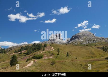 L'Italia, Veneto, sentiero escursionistico al Passo Falzarego e monte Averau Foto Stock