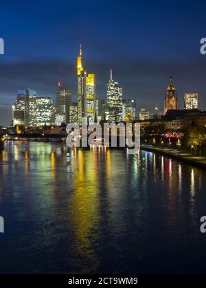 Germania, Hesse, Frankfurt am Main, il quartiere finanziario, Ignatz-Bubis-Bridge skyline di sera Foto Stock