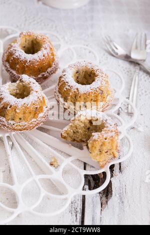 Dado piccolo anello su torte cake stand, studio shot Foto Stock