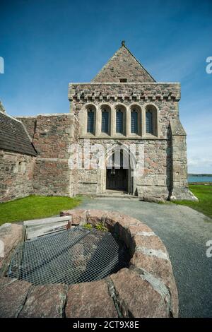 Regno Unito, Scozia, Ebridi Interne, Iona, fontana e parte della facciata della vista di Iona abbey Foto Stock