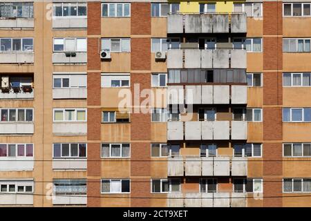 In Romania, Crisana, Arad, davanti a un edificio di appartamenti Foto Stock