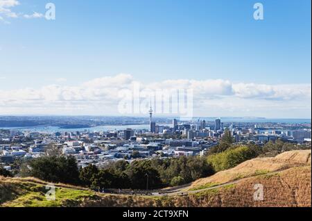 Nuova Zelanda, Auckland skyline vista dal monte Eden Foto Stock