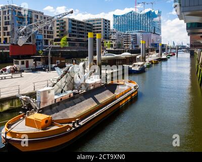 Germania, Amburgo, HafenCity, Magellan-Terrassen, Sandtorkai, Sandtorhafen, Porto tradizionale con edifici residenziali e uffici moderni, Elbe Philharmonic Hall sullo sfondo Foto Stock