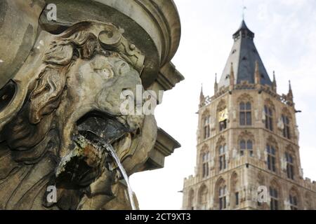 Germania Nord Rine-Westphalia, Colonia, in vista della torre del municipio, parte di Jan von Werth fontana nella parte anteriore Foto Stock