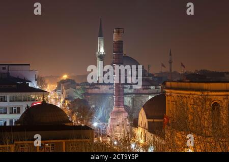 Turchia, Istanbul, Colonna di Costantino e Atik Ali Pasha moschea di notte Foto Stock