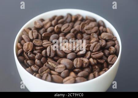 Chicchi di caffè tostati in una ciotola Foto Stock