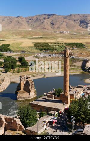 Turchia, Anatolia, Hasankeyf, Minareto di El Rizk Mosque al fiume Tigri Foto Stock