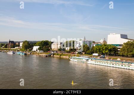 In Germania, in Renania settentrionale-Vestfalia, Bonn, vista città con il fiume Reno Foto Stock