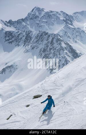 Austria, Tirolo orientale, Defereggental, uomo telemark Foto Stock