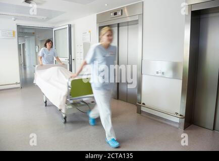 Germania, Freiburg, infermieri spostando letto di ospedale Foto Stock