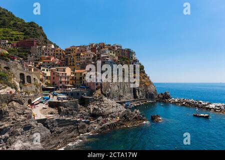 In Italia, la Liguria, La Spezia, le Cinque Terre, Manarola, vista del litorale e del villaggio Foto Stock
