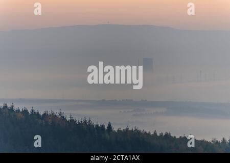 In Germania, in Renania Palatinato, Vulkan Eifel, vista da Teufelskanzel a Kruft, Muelheim-Kaerlich Centrale Nucleare Foto Stock