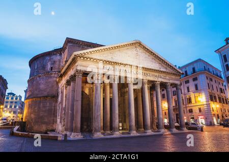 Italia Lazio Roma, Pantheon, Piazza della Rotonda di sera Foto Stock