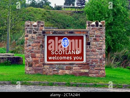 'Scotland vi dà il benvenuto' segno. Confine tra Inghilterra e Scozia. River Sark, Springfield, Gretna, Dumfries e Galloway, Scozia, Regno Unito, Europa. Foto Stock