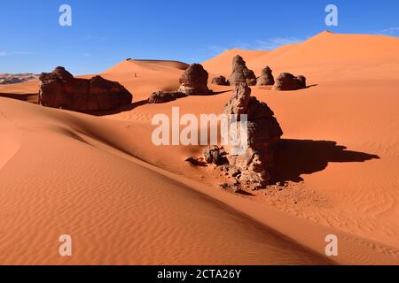 Algeria, Sahara, del Tassili N'Ajjer National Park, Rock torri in dune di Merzouga di stagno Foto Stock