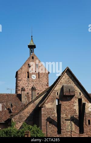 Francia, Alsazia, Haut-Rhin, Riquewihr, Dolder Torre e porta di città in città circostante parete Foto Stock