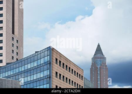 Germania, Hesse, Francoforte, quartiere fieristico, Messe Torhaus e Commercio Equo Tower Foto Stock