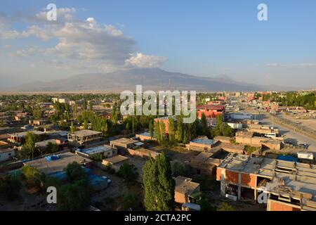 Turchia, Anatolia Orientale, Agri Provincia, vista su Dogubayazit verso monte Ararat Foto Stock