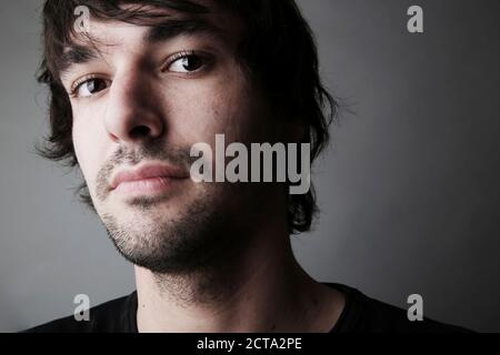 Ritratto di giovane uomo, close-up Foto Stock