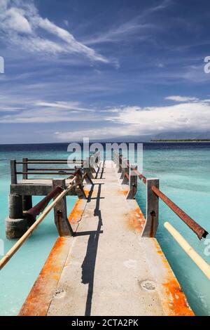 Indonesia, Lombok, Isola Gili Meno, molo vecchio, in background Isola Gili Air Foto Stock