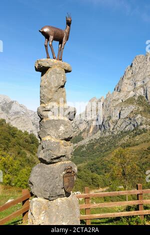 Spagna, Asturia, Parco Nazionale Picos de Europa, Ruta del Cares, monumento di camoscio Foto Stock