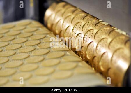 Germania, industria alimentare, Cookie produzione nel panificio industriale Foto Stock