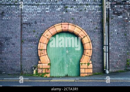 The Smithy, Machynlleth, Powys, Galles, Regno Unito. L'ingresso a ferro di cavallo (completo di 'chiodi') alla vecchia bottega del fabbro fu costruito nel 1896 Foto Stock