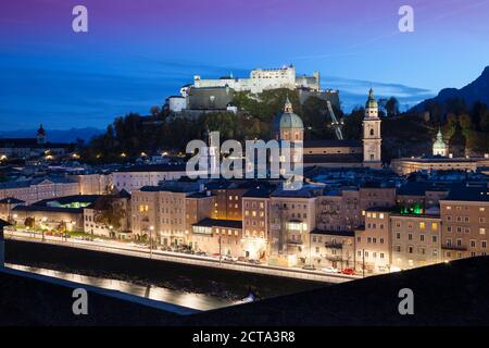 Austria, Salisburgo, vista sulla città da Kapuzinerberg verso la fortezza Hohensalzburg Foto Stock