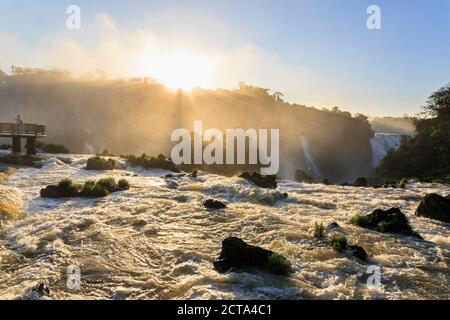 Sud America, Brasile, Parana, Parco Nazionale di Iguazu, Iguazu Falls contro il sole di sera Foto Stock