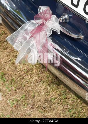 Germania, Hesse, auto d'epoca, decorato con nastro Foto Stock