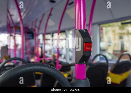 Un primo piano del pulsante di arresto all'interno di un bus utilizzato per avvisare il conducente del bus che si desidera scendere al prossimo autobus stop Foto Stock