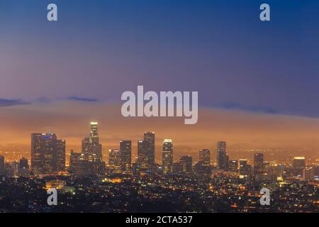 Stati Uniti, California, Los Angeles, Skyline di sera Foto Stock