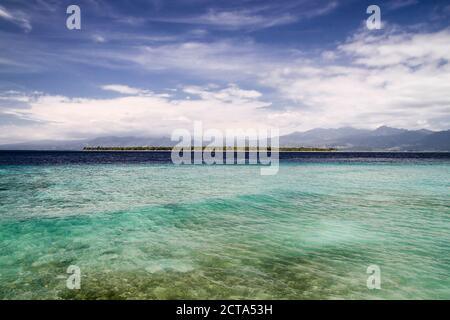 Indonesia, Lombok, Isola Gili Air, vista dalla spiaggia di Isola Gili Mono a Isola Gili Air Foto Stock