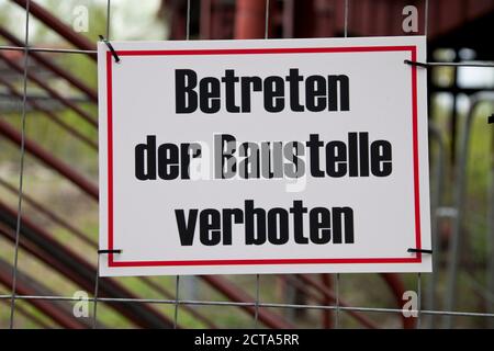 Germania, Essen, segno di divieto su recinzione Foto Stock