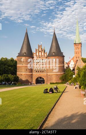 Germania, Schleswig-Holstein, Lubecca, Holsten Gate, la chiesa di San Pietro in background Foto Stock