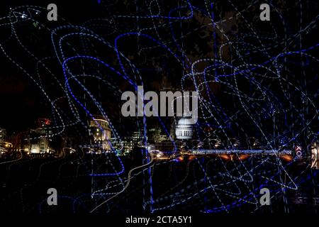 UK, Londra, vista illuminata St Pauls Cathedral di notte Foto Stock