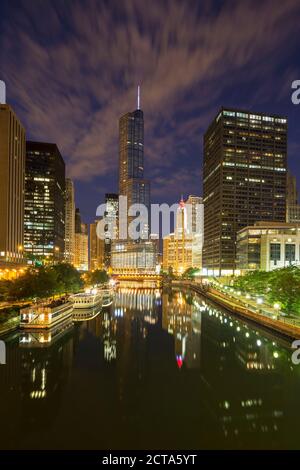 Stati Uniti d'America, Illinois, Chicago, edifici ad alta, Trump Tower a Chicago River di notte Foto Stock