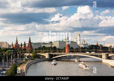 Russia, Mosca, fiume Moskva e parete del Cremlino con torri Foto Stock